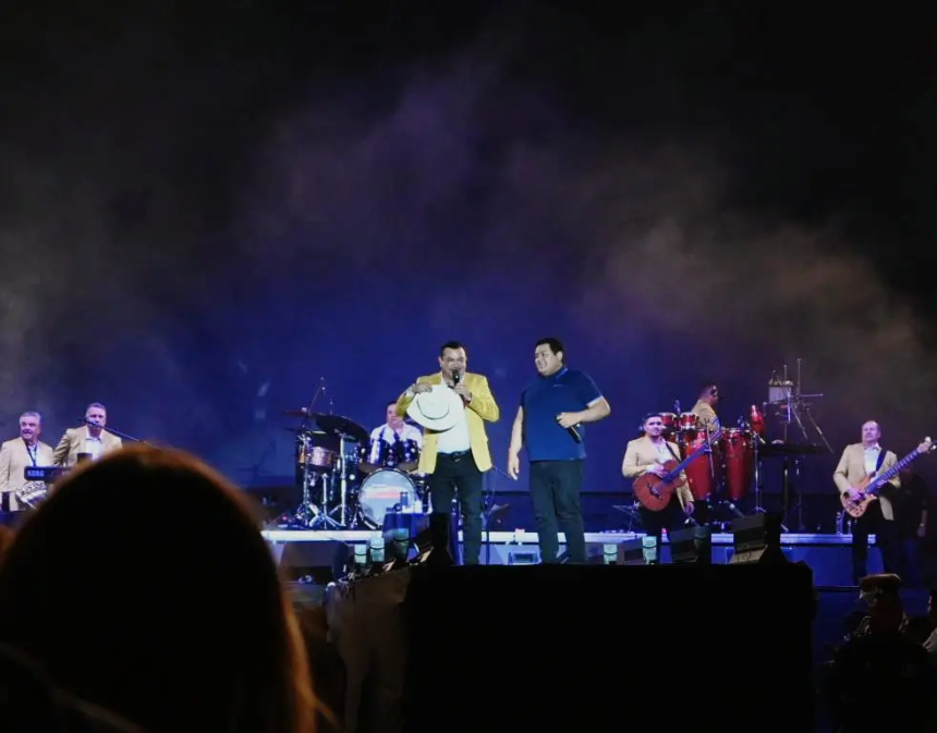 Conjunto Primavera complace a sus fans con un exitoso concierto en el Foro de las Estrellas