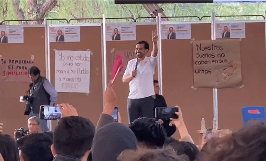 Entre abucheos, Álvarez Máynez llega a la UAM- Xochimilco