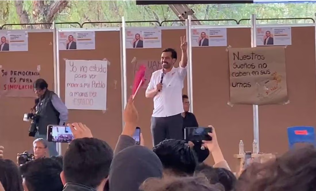 Entre abucheos, Álvarez Máynez llega a la UAM- Xochimilco
