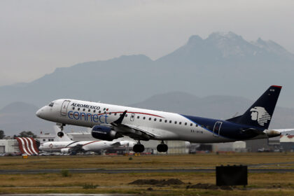 Un avión de Aeroméxico en el Aeropuerto Internacional de Ciudad de México. Foto de EFE/ José Méndez.