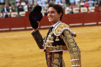 El diestro peruano Andrés Roca Rey durante el festejo taurino de Feria celebrado en la plaza de toros de Jerez. Foto de EFE/ Román Ríos.