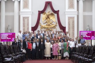 Xóchitl Gálvez posa con miembros de la comunidad cultural en el Palacio de Minería de la Ciudad de México. Foto de EFE/ Isaac Esquivel.