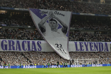 El centrocampista del Real Madrid, Toni Kroos, en el estadio Santiago Bernabéu, en Madrid. Foto de EFE/J.J. Guillen.