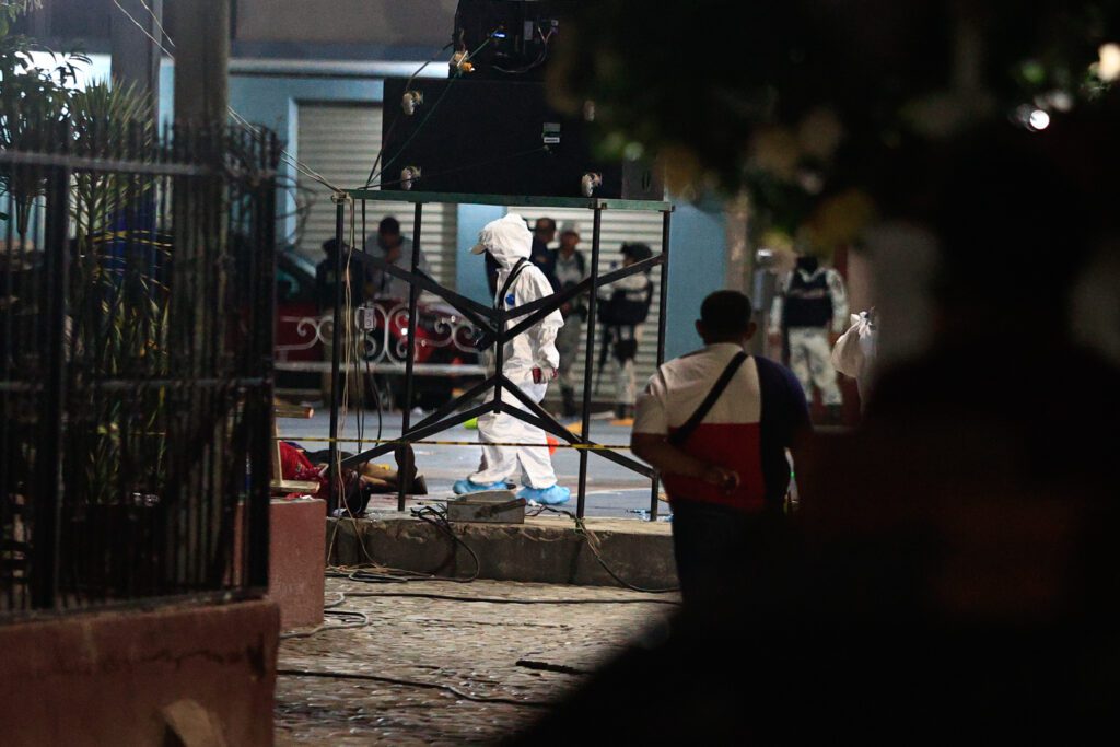 Peritos forenses laboran en la zona donde fue asesinado el candidato del municipio de Coyuca de Benitez, Guerrero. Foto de EFE/ David Guzmán