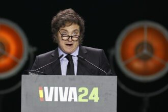 Javier Milei, presidente de Argentina, durante su intervención en la convención política de Vox "Europa Viva 24" que se celebra este domingo en el Palacio de Vistalegre, en Madrid. Foto de EFE/ Rodrigo Jiménez.