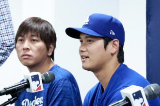 Imagen tomada el 23 de marzo de 2024 al astro japonés de Los Angeles Dodgers, Shohei Ohtani (d), y su intérprete Ippei Mizuhara (i), protagonista de un grave escándalo que le llevó a declararse culpable por sustraer de la cuenta del pelotero 17 millones de dólares para pagar apuestas ilegales. Foto de EFE/ JIJI PRESS JAPAN.