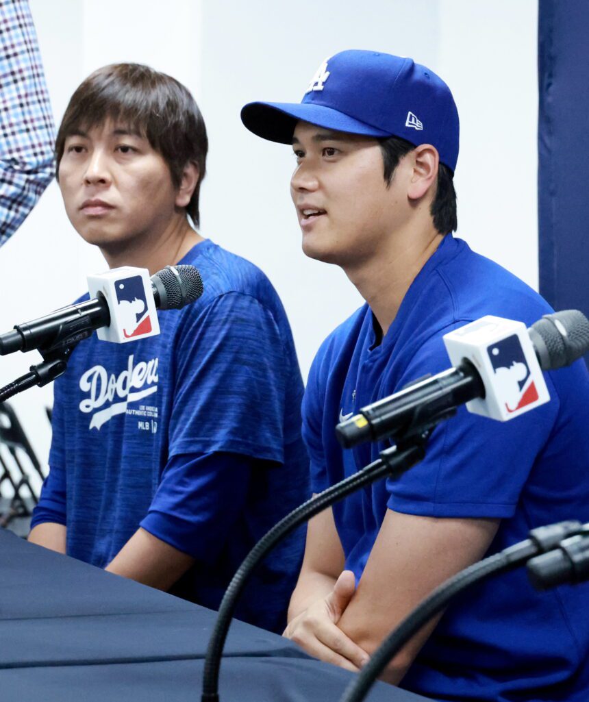 Imagen tomada el 23 de marzo de 2024 al astro japonés de Los Angeles Dodgers, Shohei Ohtani (d), y su intérprete Ippei Mizuhara (i), protagonista de un grave escándalo que le llevó a declararse culpable por sustraer de la cuenta del pelotero 17 millones de dólares para pagar apuestas ilegales. Foto de EFE/ JIJI PRESS JAPAN.