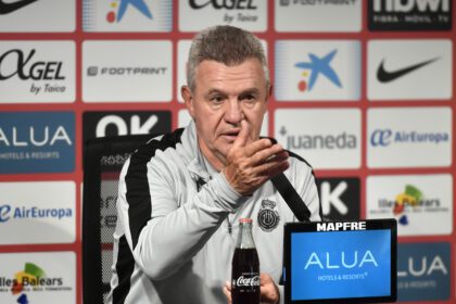 El técnico mexicano Javier Aguirre, da su última rueda de prensa este sábado como técnico del RCD Mallorca. Foto de EFE/ Miquel A. Borràs.