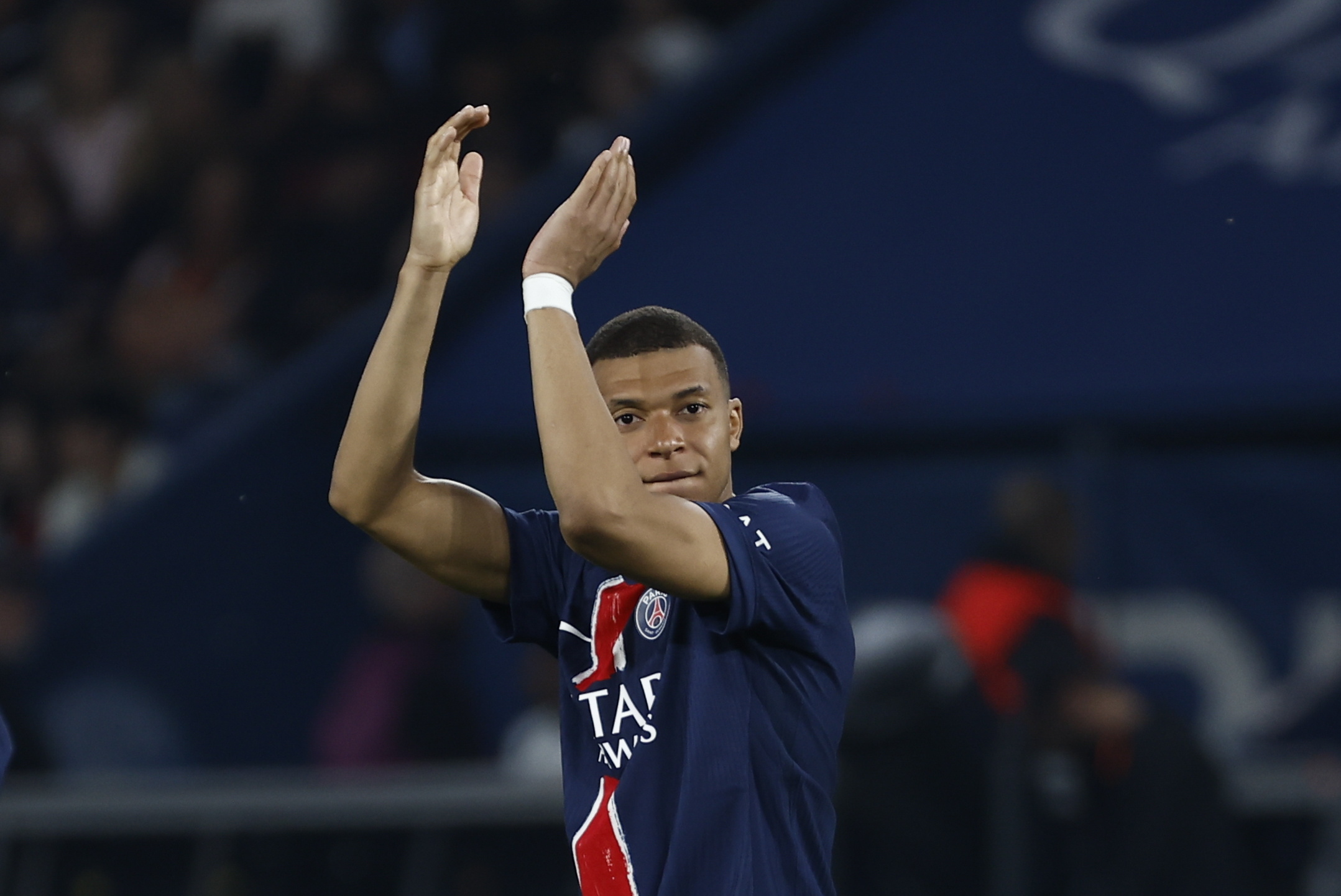Kylian Mbappe se despide la afición del PSG tras jugar su último partido en el Parque de los Príncipes ante el Toulous. Foto de EFE/ EPA/ MOHAMMED BADRA