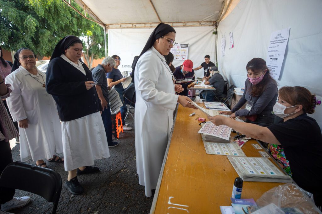 Religiosas emitiendo su voto en un colegio electoral de Ciudad Nezahualcotoyl. Foto de EFE/ Isaac Esquivel