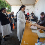 Religiosas emitiendo su voto en un colegio electoral de Ciudad Nezahualcotoyl. Foto de EFE/ Isaac Esquivel