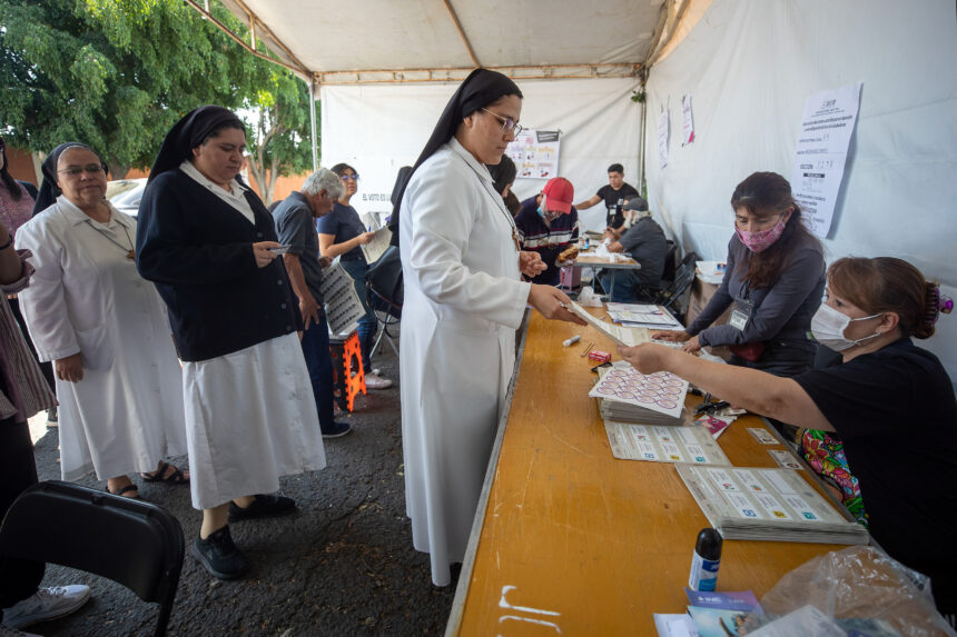 Religiosas emitiendo su voto en un colegio electoral de Ciudad Nezahualcotoyl. Foto de EFE/ Isaac Esquivel
