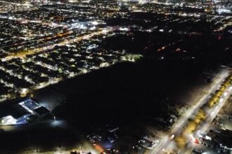 Fotografía aérea que muestra un apagón eléctrico este martes en algunas zonas de la ciudad de León (México). Foto de EFE/ Luis Ramírez.