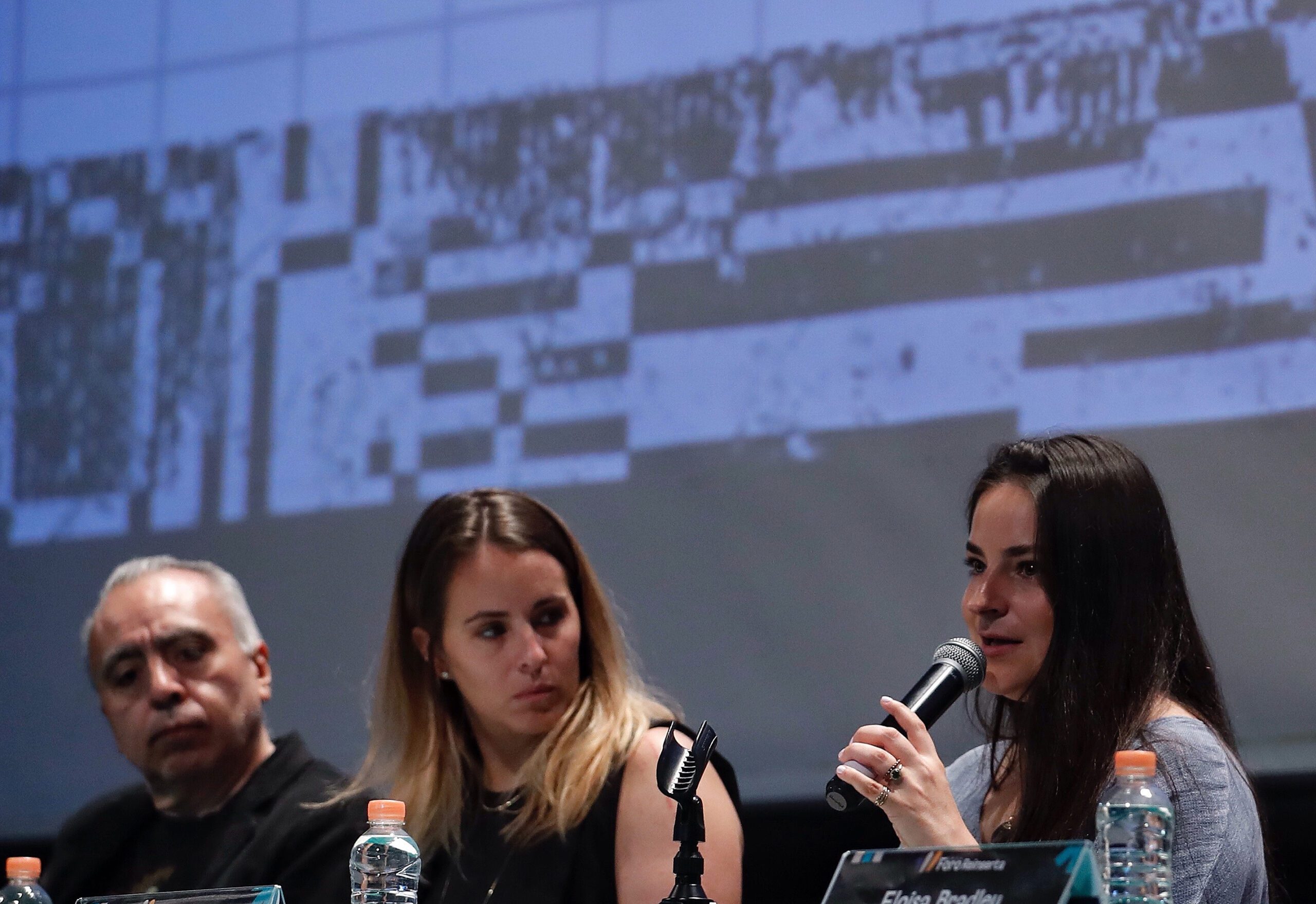La organización Reinserta, Tejiendo redes infancias (i), y la cofundadora de Reinserta, Saskia Niño de Rivera, en el evento 'Niñas, Niños y Adolescentes (NNYA) expuestos a la violencia en México. Foto de EFE/ Sáshenka Gutiérrez.