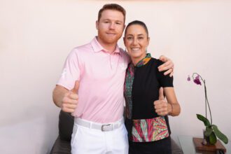 El boxeador Saúl Canelo Álvarez con la candidata presidencial Claudia Sheinbaum, al termino de una reunión en la Ciudad de México. Foto de EFE/Casa de Campaña de Claudia Sheinbaum.