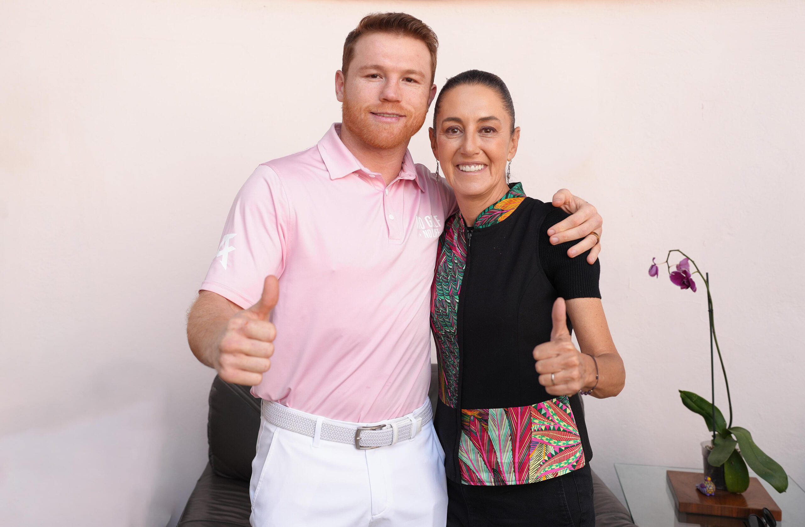 El boxeador Saúl Canelo Álvarez con la candidata presidencial Claudia Sheinbaum, al termino de una reunión en la Ciudad de México. Foto de EFE/Casa de Campaña de Claudia Sheinbaum.