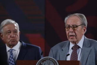 El secretario de Salud, Jorge Alcocer y el presidente Andrés Manuel López Obrador. Foto de EFE/ Mario Guzmán