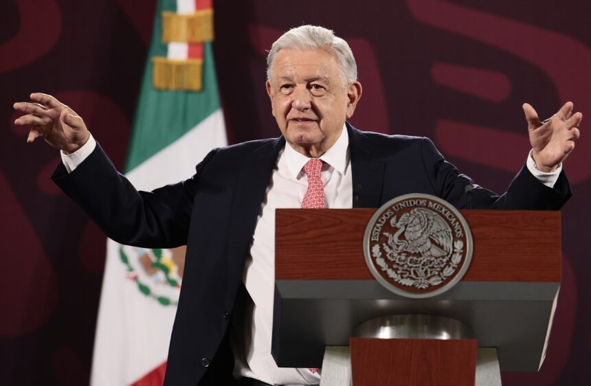 El presidente López Obrador durante su conferencia de prensa matutina en Palacio Nacional. Foto de EFE/ José Méndez.