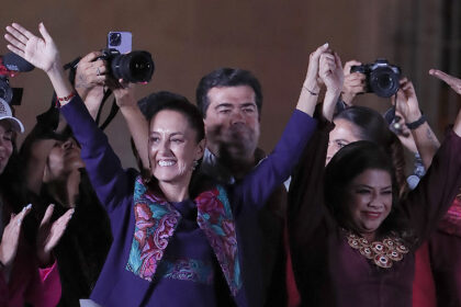 Claudia Sheinbaum, ganadora de la elección presidencial y la ganadora a la jefatura de Gobierno de la Ciudad de México Clara Brugada. Foto de EFE/ Mario Guzmán.