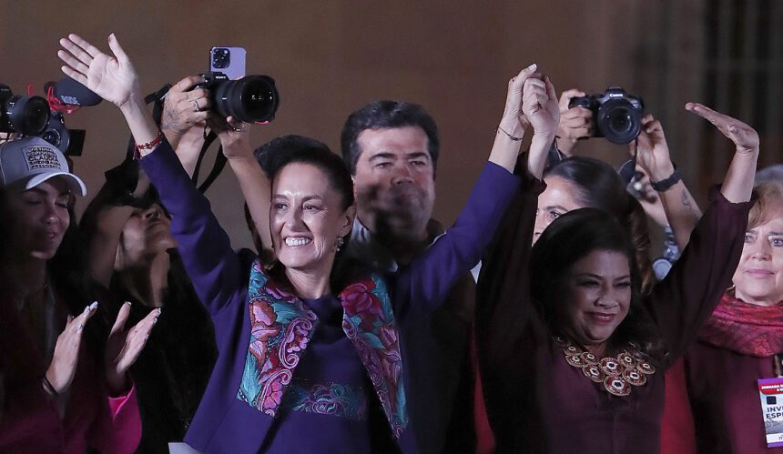 Claudia Sheinbaum, ganadora de la elección presidencial y la ganadora a la jefatura de Gobierno de la Ciudad de México Clara Brugada. Foto de EFE/ Mario Guzmán.