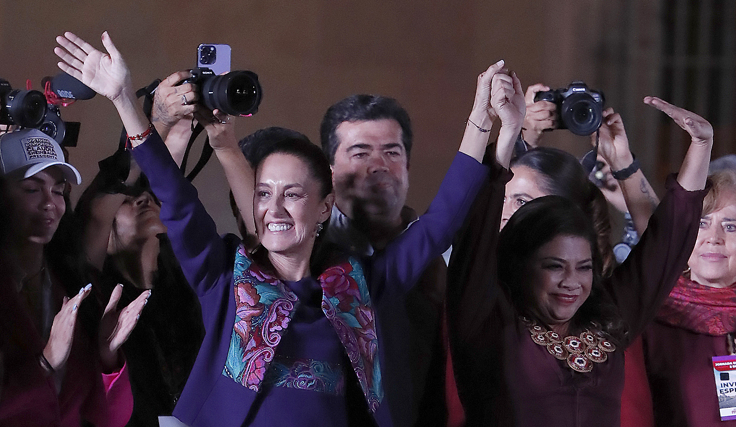 Claudia Sheinbaum, ganadora de la elección presidencial y la ganadora a la jefatura de Gobierno de la Ciudad de México Clara Brugada. Foto de EFE/ Mario Guzmán.