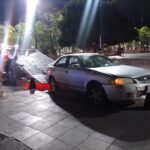 El automóvil resguardado por la autoridad tras el choque contra bolardos en Plaza Patria. Foto: Especial.