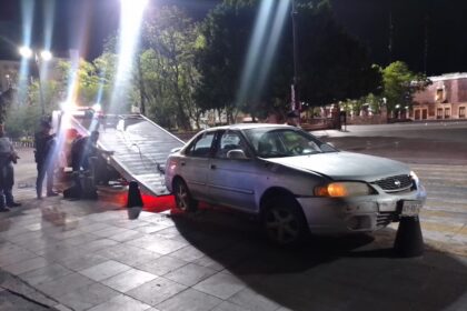 El automóvil resguardado por la autoridad tras el choque contra bolardos en Plaza Patria. Foto: Especial.