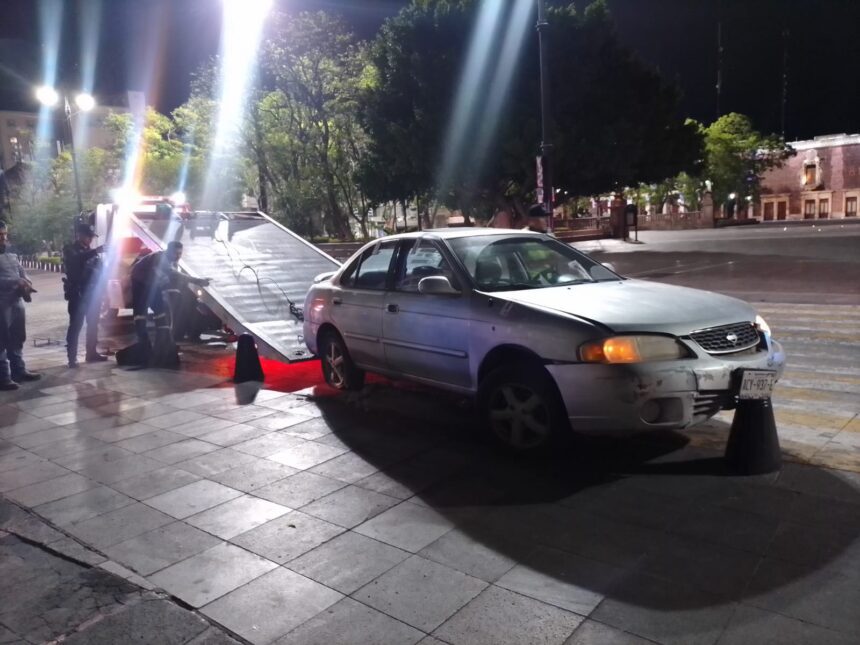 El automóvil resguardado por la autoridad tras el choque contra bolardos en Plaza Patria. Foto: Especial.