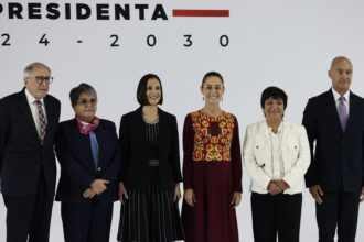 La virtual presidenta de México Claudia Sheinbaum, presenta algunos de los nuevos integrantes de su gabinete. Foto de EFE/ José Méndez.