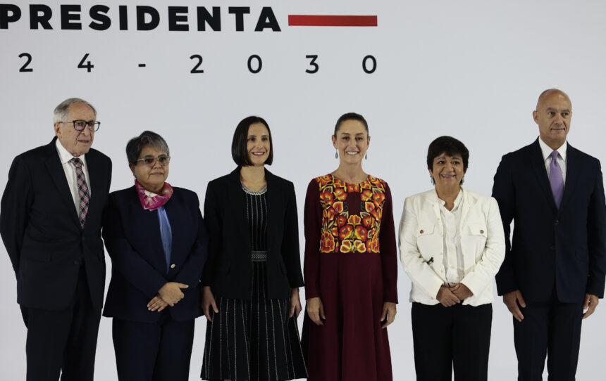 La virtual presidenta de México Claudia Sheinbaum, presenta algunos de los nuevos integrantes de su gabinete. Foto de EFE/ José Méndez.