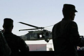Miembros del ejército mexicano y militares estadounidenses realizan un ejercicio binacional llamado 'Fuerzas amigas 2024´, en el estadio Olímpico Benito Juárez de Ciudad Juárez. Foto de EFE/ Luis Torres.