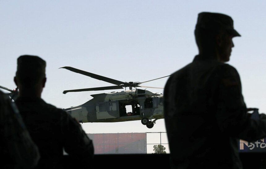 Miembros del ejército mexicano y militares estadounidenses realizan un ejercicio binacional llamado 'Fuerzas amigas 2024´, en el estadio Olímpico Benito Juárez de Ciudad Juárez. Foto de EFE/ Luis Torres.