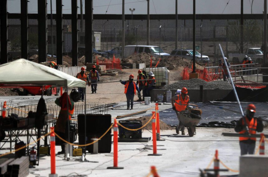 Obreros trabajan en una construcción en Ciudad Juárez. Foto de EFE/ Luis Torres.