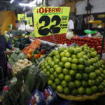 Una persona compra productos en el mercado de Jamaica de la Ciudad de México. Fotografía de archivo. EFE/Sashenka Gutiérrez.
