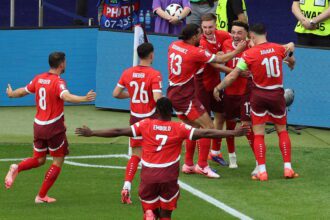 El delantero Ruben Vargas celebra el 2-0 durante el partido de octavos de la Eurocpa que han jugado Suiza e Italia en Berlín, Alemania. Foto de EFE/ EPA/ MOHAMED MESSARA.