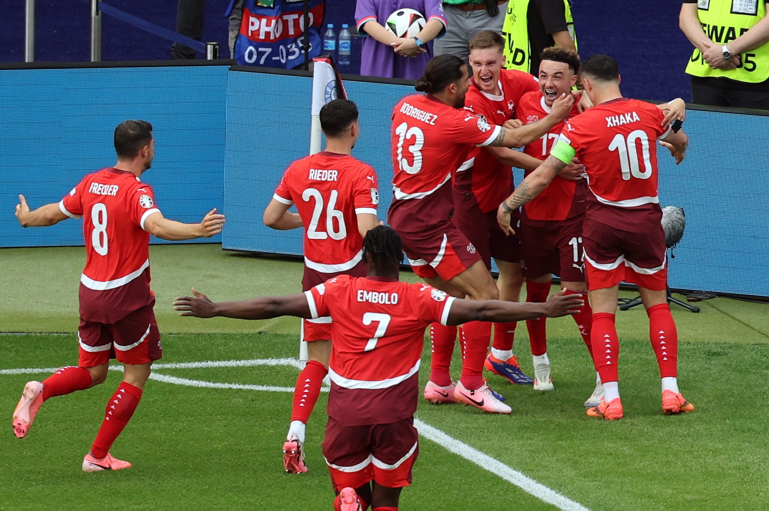 El delantero Ruben Vargas celebra el 2-0 durante el partido de octavos de la Eurocpa que han jugado Suiza e Italia en Berlín, Alemania. Foto de EFE/ EPA/ MOHAMED MESSARA.