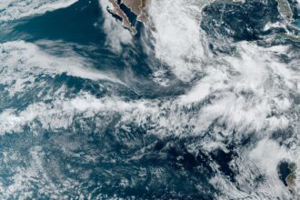Fotografía satelital cedida por La Oficina Nacional de Administración Oceánica y Atmosférica (NOAA) a través del Centro Nacional de Huracanes (NHC), donde se muestra la localización de la tormenta tropical Alberto, la primera de 2024 en el Atlántico. Foto de EFE/ NOAA-NHC.