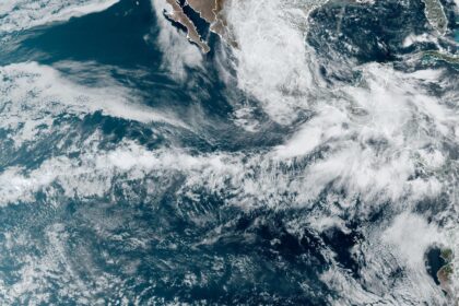 Fotografía satelital cedida por La Oficina Nacional de Administración Oceánica y Atmosférica (NOAA) a través del Centro Nacional de Huracanes (NHC), donde se muestra la localización de la tormenta tropical Alberto, la primera de 2024 en el Atlántico. Foto de EFE/ NOAA-NHC.