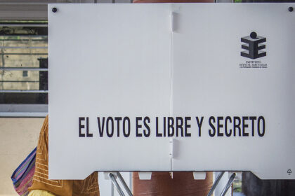 Una persona emitiendo su voto en Tehuantepec, Oaxaca. Foto de EFE/ Luis Villalobos.