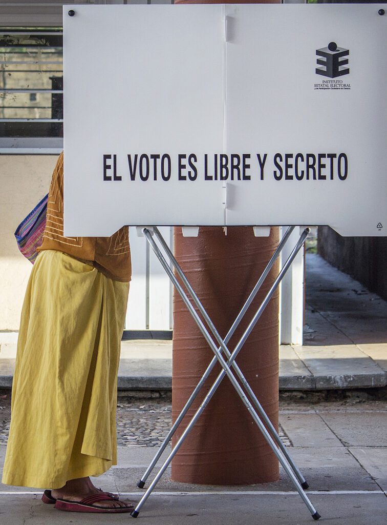 Una persona emitiendo su voto en Tehuantepec, Oaxaca. Foto de EFE/ Luis Villalobos.