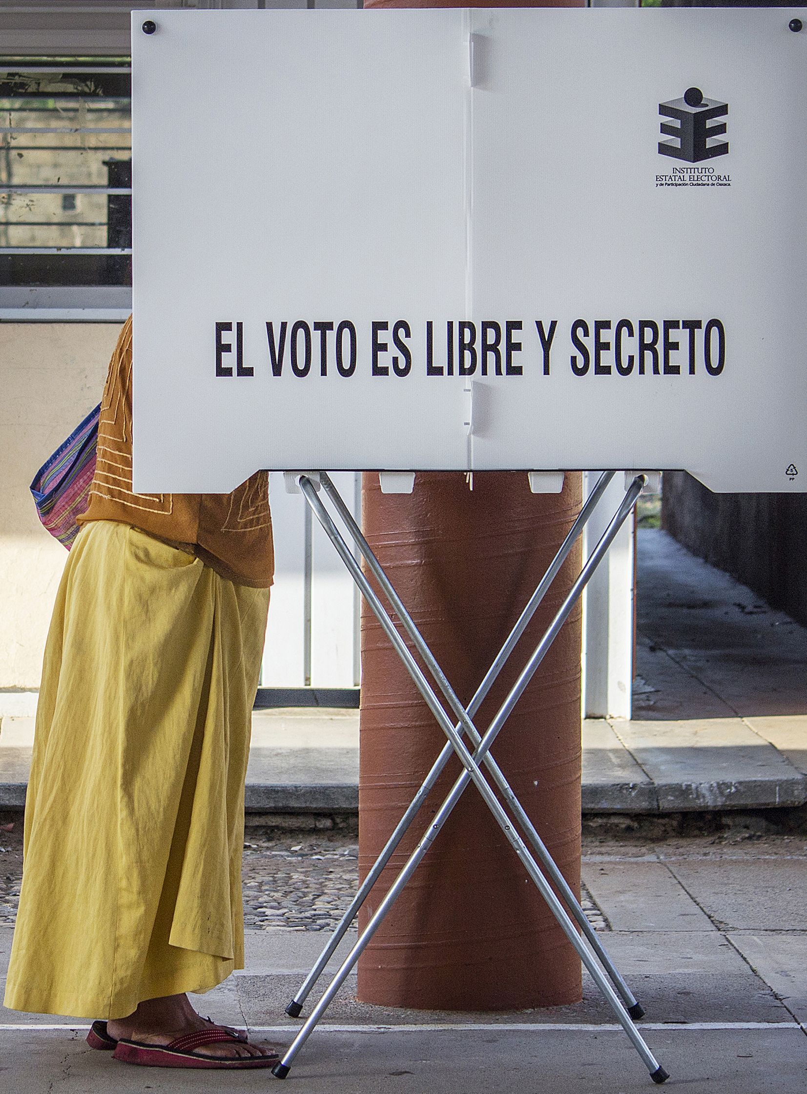 Una persona emitiendo su voto en Tehuantepec, Oaxaca. Foto de EFE/ Luis Villalobos.