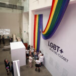 Visitantes recorren exposición "LGBT+ Allá del Clóset". Foto de EFE/ Isaac Esquivel.