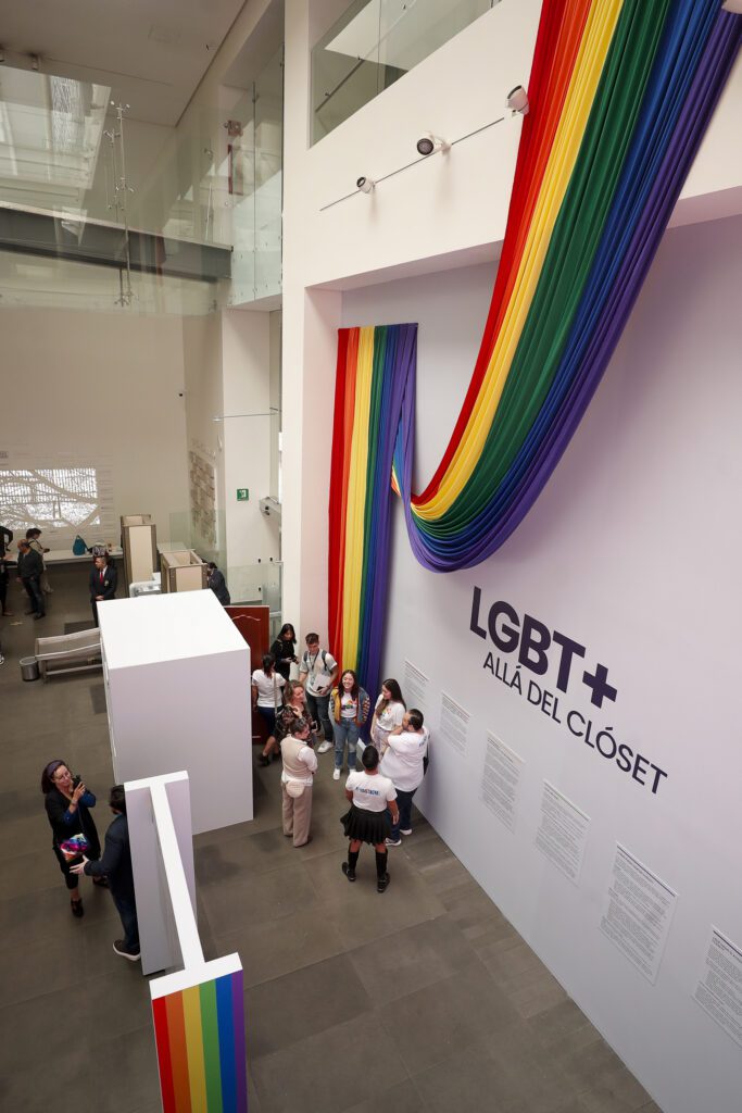 Visitantes recorren exposición "LGBT+ Allá del Clóset". Foto de EFE/ Isaac Esquivel.