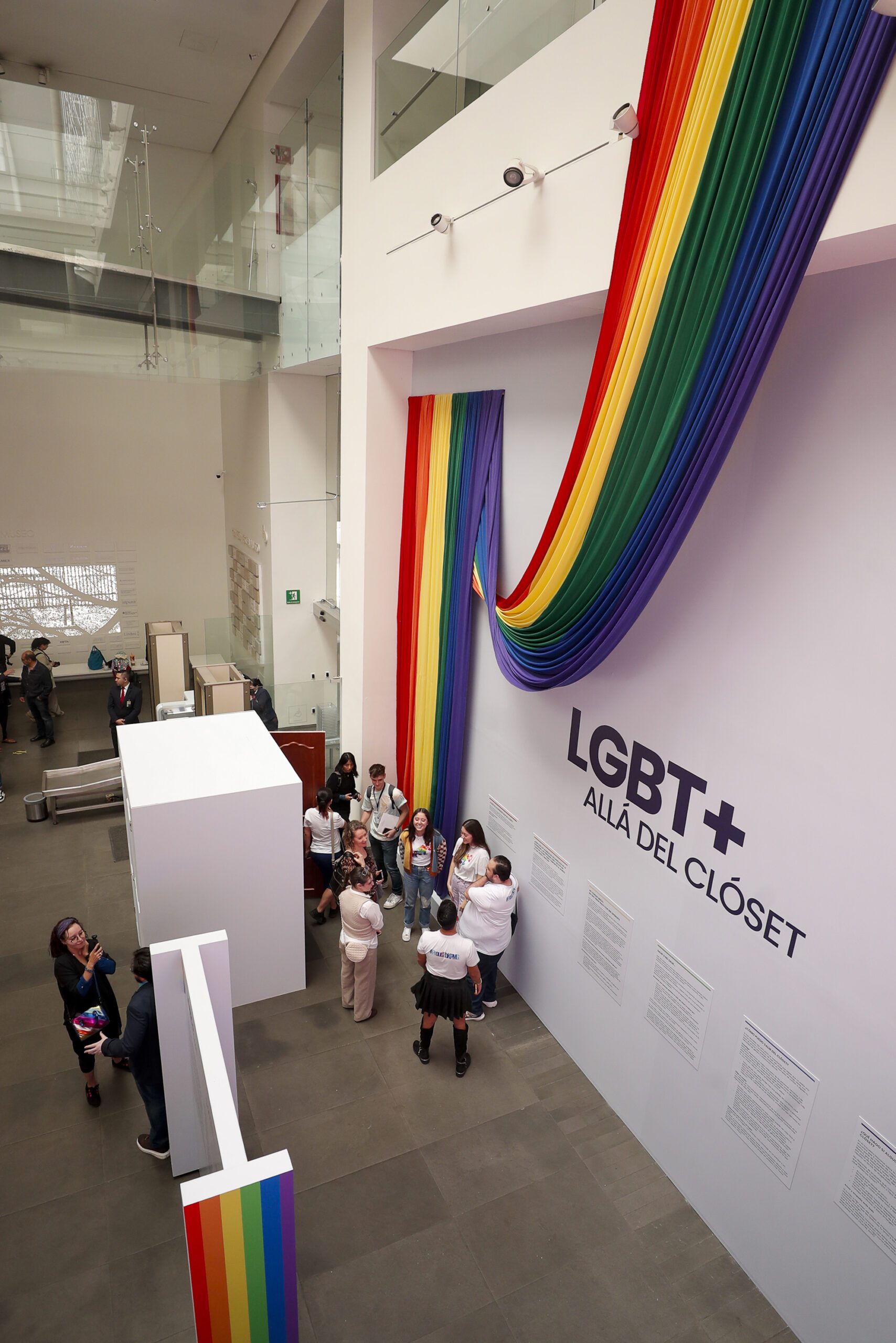 Visitantes recorren exposición "LGBT+ Allá del Clóset". Foto de EFE/ Isaac Esquivel.