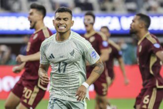Orbelín Pineda tras fallar el penal ante Venezuela. Foto de EFE/ EPA/ ALLISON DINNER.
