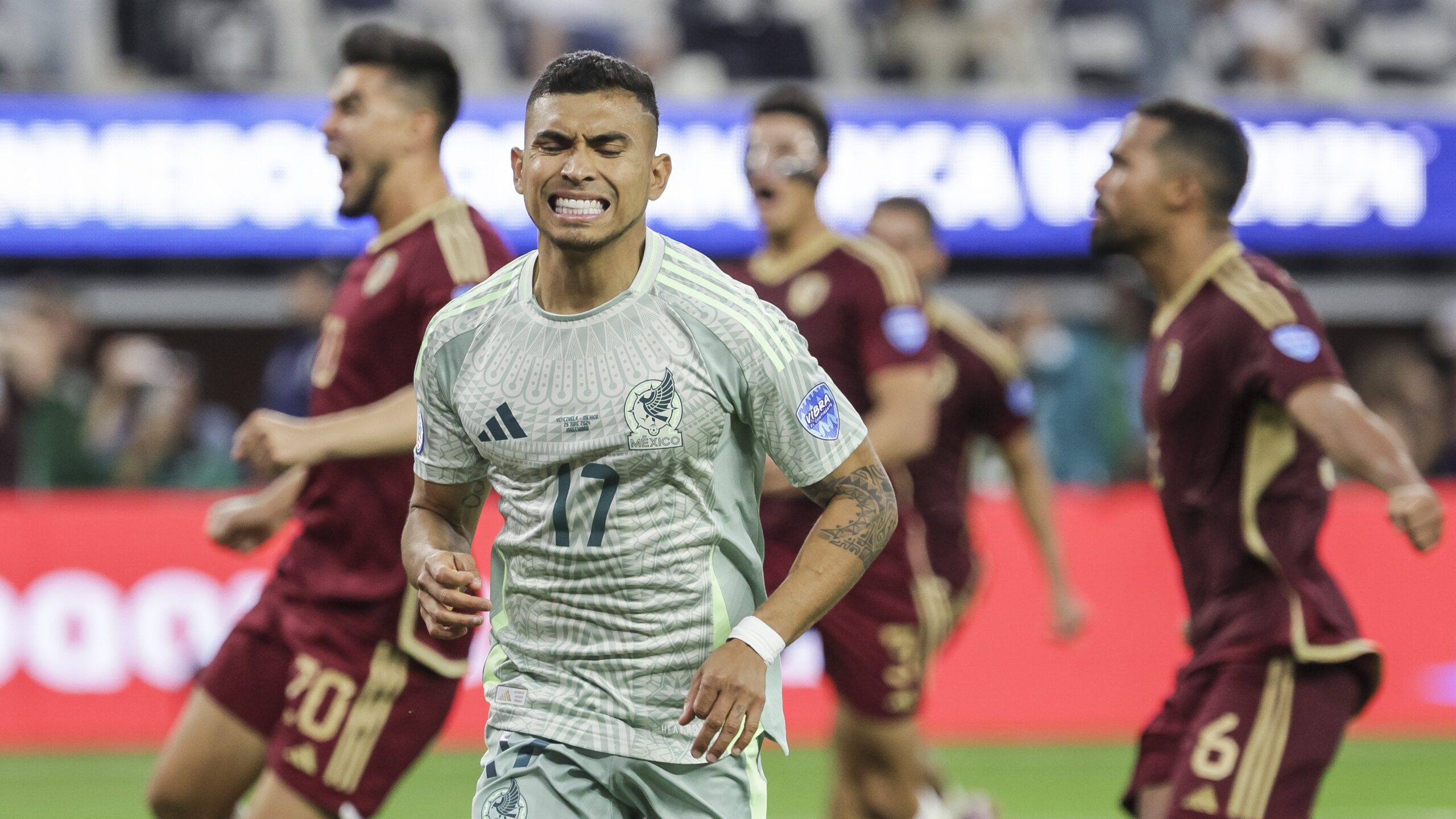 Orbelín Pineda tras fallar el penal ante Venezuela. Foto de EFE/ EPA/ ALLISON DINNER.