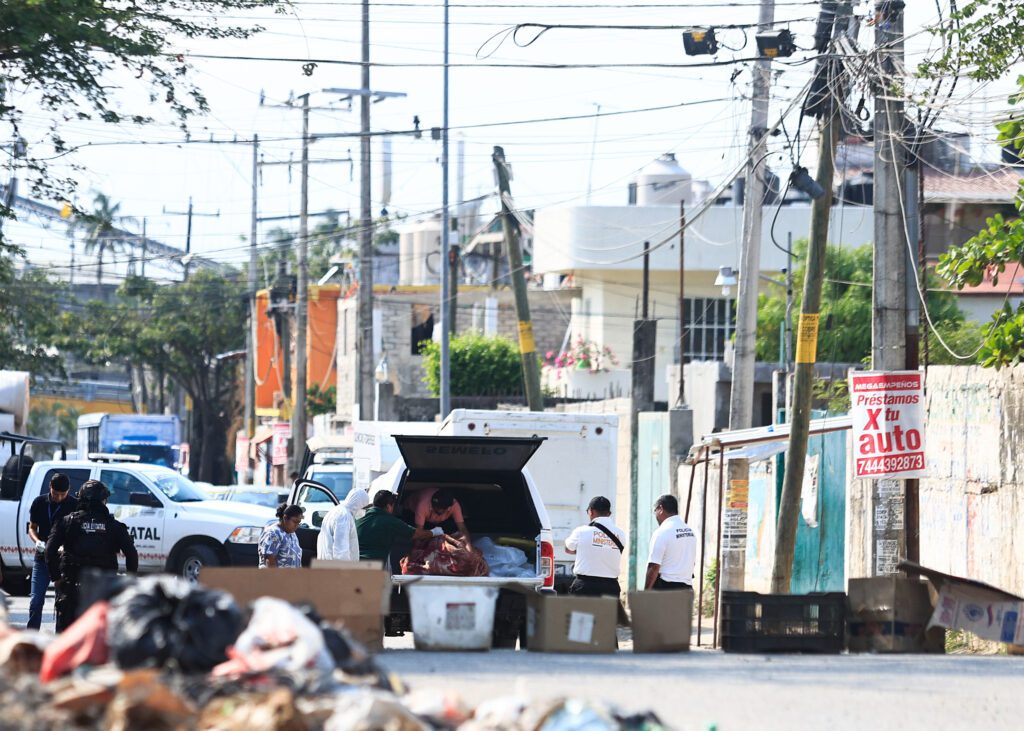 Peritos forenses laboran en la zona donde fueron hallados cuerpos desmembrados, en Acapulco, Guerrero. Foto de EFE/ David Guzmán.