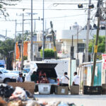 Peritos forenses laboran en la zona donde fueron hallados cuerpos desmembrados, en Acapulco, Guerrero. Foto de EFE/ David Guzmán.