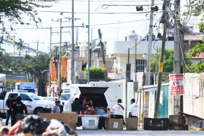 Peritos forenses laboran en la zona donde fueron hallados cuerpos desmembrados, en Acapulco, Guerrero. Foto de EFE/ David Guzmán.