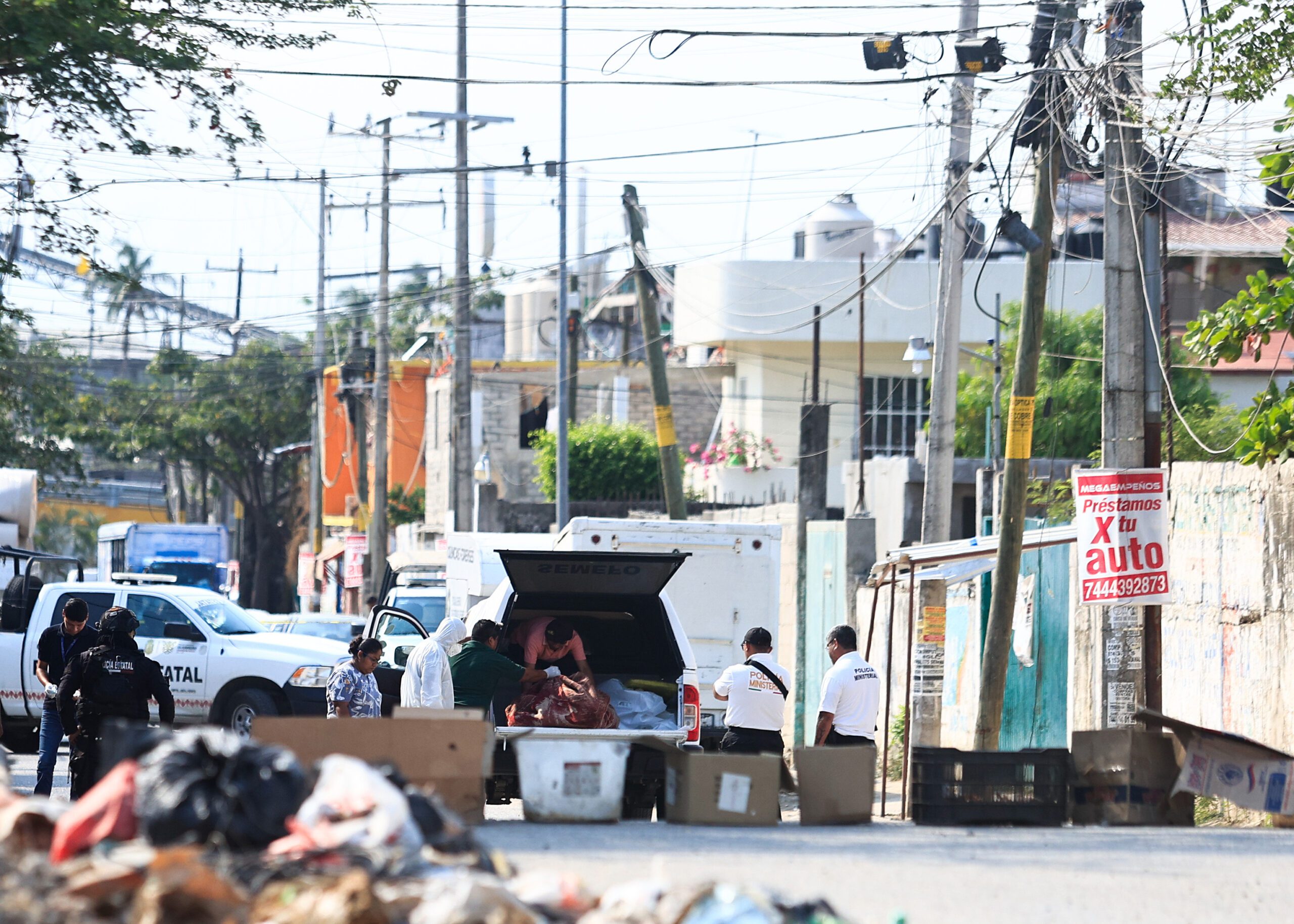 Peritos forenses laboran en la zona donde fueron hallados cuerpos desmembrados, en Acapulco, Guerrero. Foto de EFE/ David Guzmán.